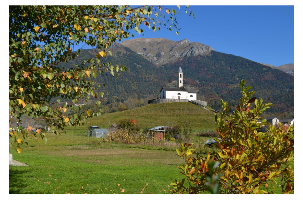 Chiesa di San Giorgio con paesaggio autunnale