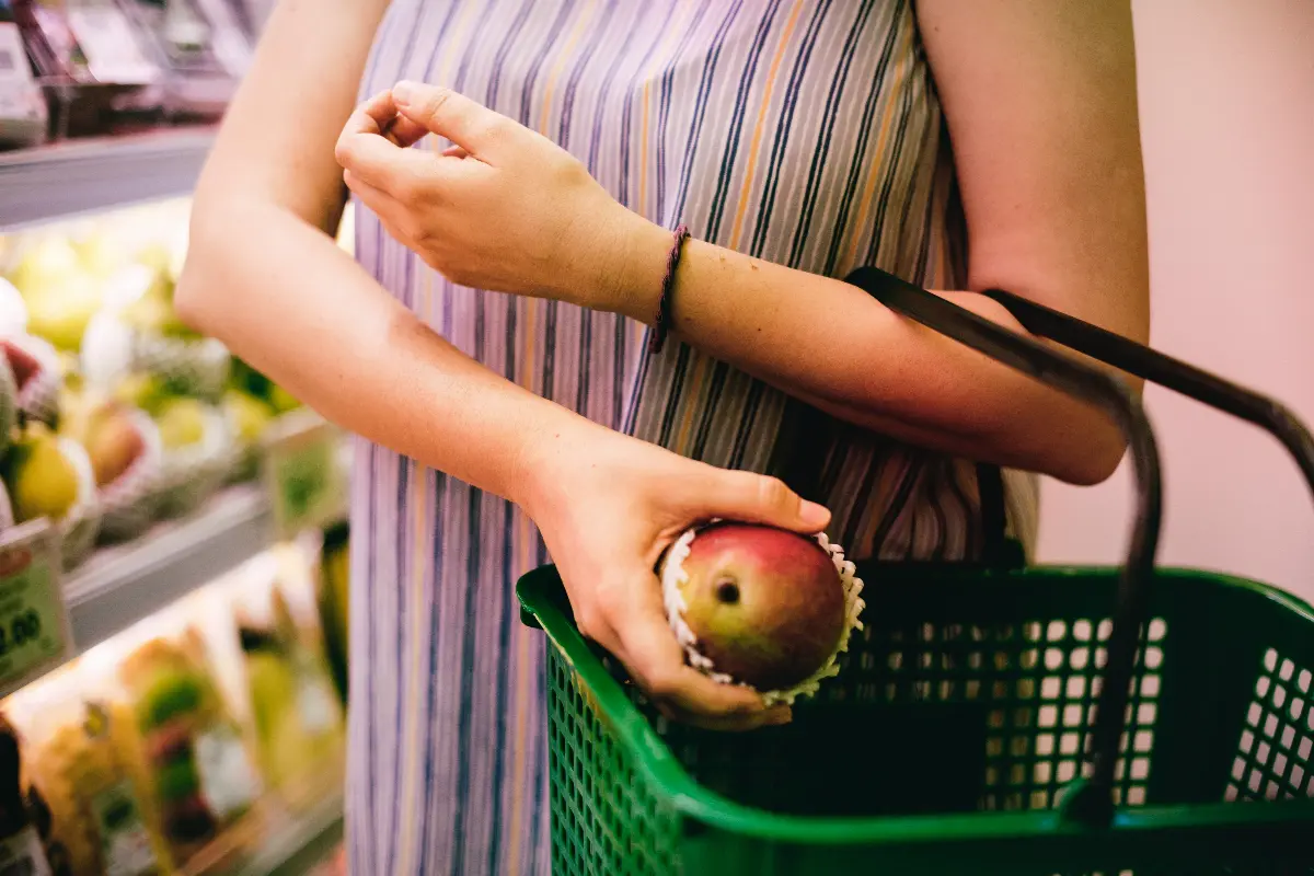 persona al supermercato